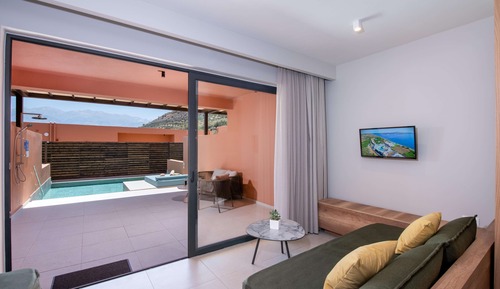 Superior Family Room With Individual Pool
