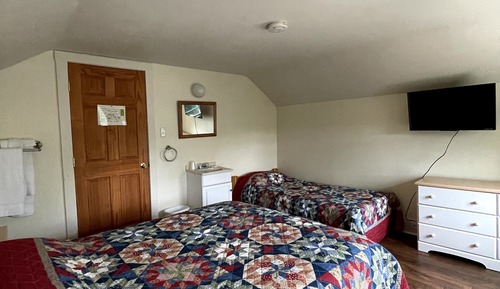 Queen and Twin Room With Shared Bathroom (Pets not allowed)