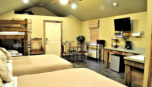 Cabaña (Rustic Creek 8)