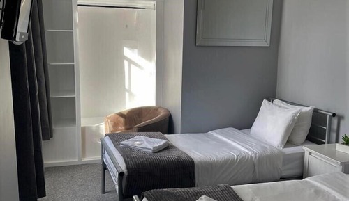 Habitación básica con 2 camas individuales, baño compartido