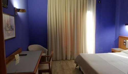 Habitación básica con 2 camas individuales