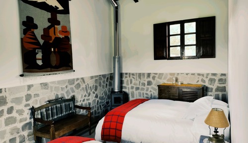 Habitación triple superior, varias camas, vistas a la montaña