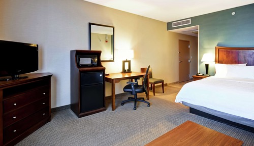 Estudio con cama matrimonial grande 