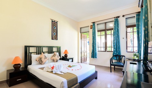 Habitación superior con 1 cama doble o 2 individuales, vistas al jardín