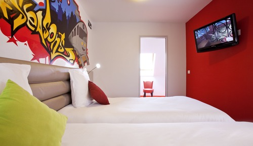 Habitación con 2 camas individuales, varias camas