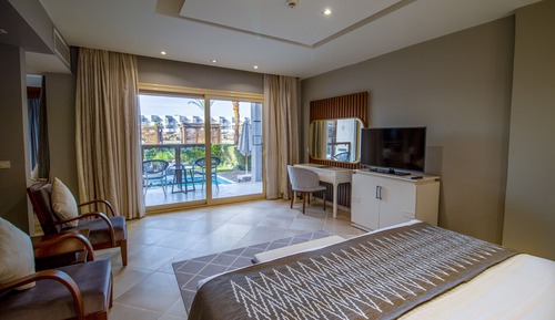 Junior Swim Up Suite (Posh Club)
