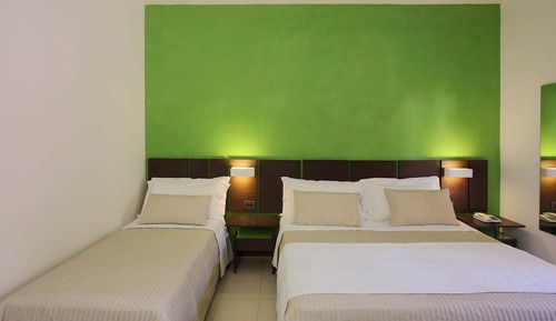 Habitación triple, balcón, vistas al jardín