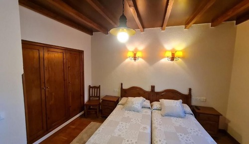 Habitación básica con 2 camas individuales