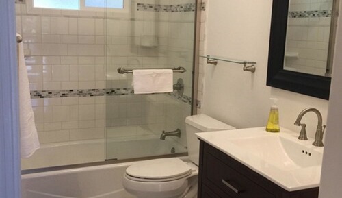 Casa familiar, baño privado, vistas a la laguna (Aaron's Beach House Priva)