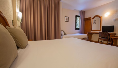 Habitación triple familiar (2 Adultos + 1 Niño)