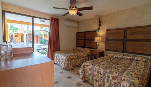 Habitación estándar, 2 camas dobles, en la zona del jardín