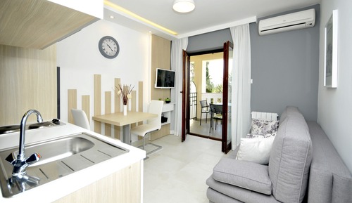Apartamento romántico, 1 cama de matrimonio, balcón, vistas al mar