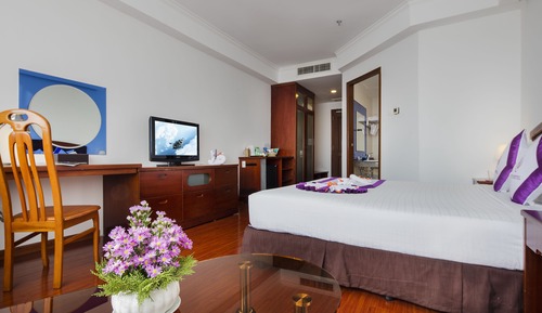Habitación superior con 2 camas individuales, vistas a la ciudad