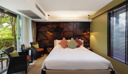 Suite with Bathtub