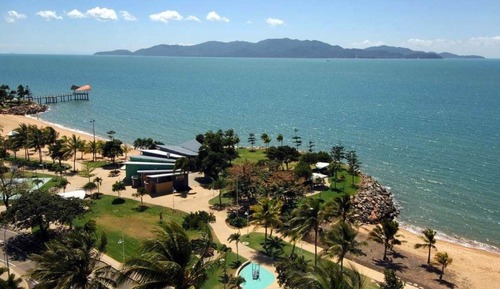 Estudio ejecutivo, 1 cama de matrimonio, no fumadores, vistas parciales al mar