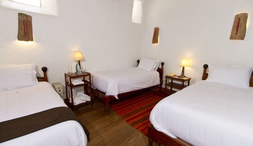 Habitación con 1 cama doble o 2 individuales, 3 camas individuales, balcón, vistas a la montaña