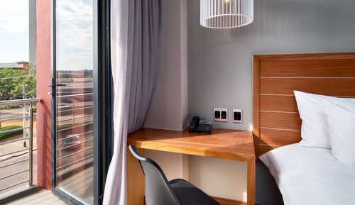 Habitación de lujo, 1 cama de matrimonio grande con sofá cama, balcón, vistas a la ciudad