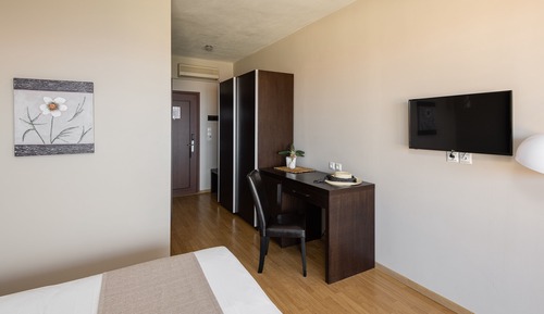 Habitación superior con 1 cama doble o 2 individuales, 1 habitación, vistas parciales al mar