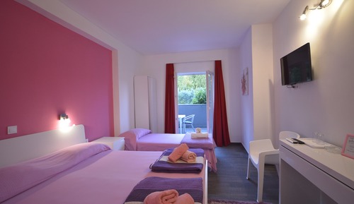 Habitación triple clásica, varias camas, balcón, vistas al jardín