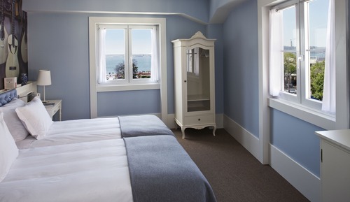 Habitación superior con 1 cama doble o 2 individuales, vistas al río