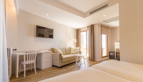 Habitación familiar con terraza y balcón, vistas parciales al mar