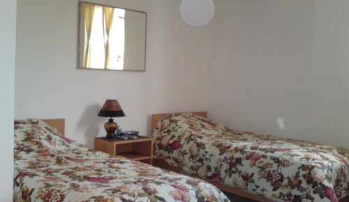 Habitación con 1 cama doble o 2 individuales, baño privado