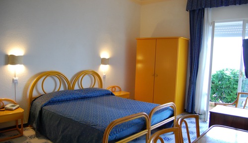 Habitación superior con 1 cama doble o 2 individuales