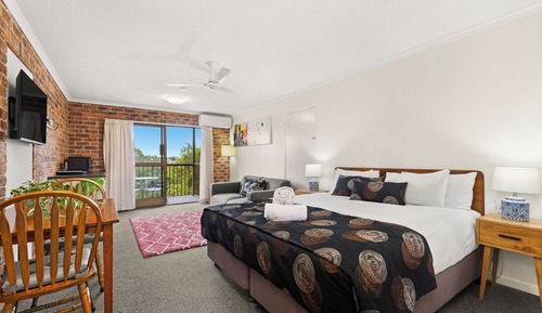 Estudio ejecutivo, 1 cama de matrimonio grande, frigorífico y microondas, vistas al jardín