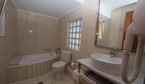 Apartamento junior, varias habitaciones, vistas parciales al mar (Maisonnette)