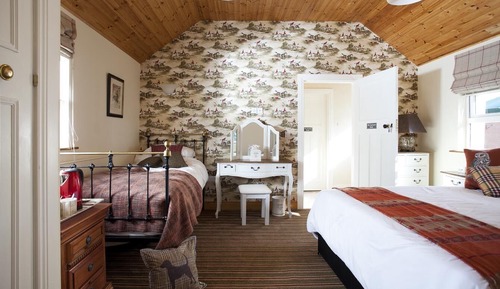Habitación triple, baño privado (Courtyard Room)