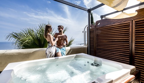 Camera Matrimoniale Deluxe con Terrazza e Piscina