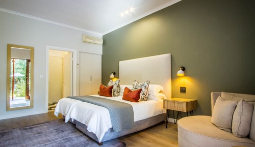 B. Superior room