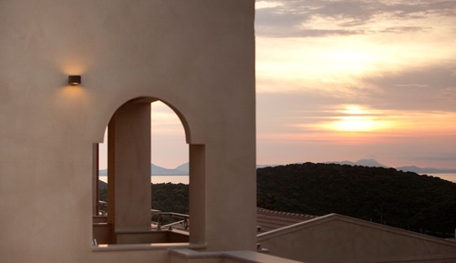 Habitación superior, vistas parciales al mar