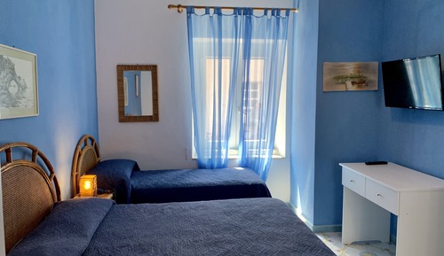 Habitación triple económica, varias camas