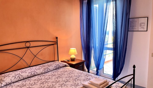 Habitación cuádruple familiar, 2 camas dobles, vistas parciales al mar