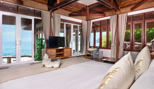 Prime Seafront Suite Villa