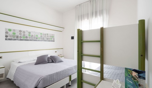 Habitación cuádruple básica, varias camas, balcón