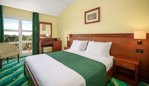 Habitación superior con 1 cama doble o 2 individuales, balcón