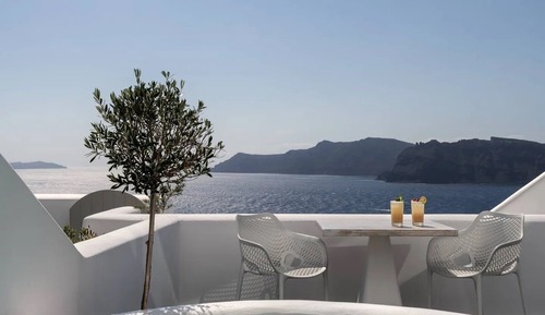 Honeymoon Villa with Outdoor Hot Tub and Caldera View