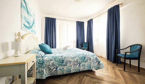 Habitación superior con 1 cama doble o 2 individuales, 1 cama doble, vistas parciales al mar