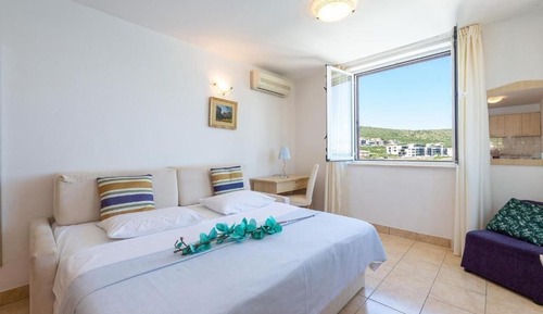 Estudio, cocina, vistas al mar