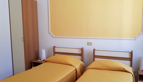 Habitación superior con 1 cama doble o 2 individuales