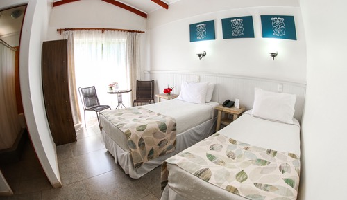 Habitación con 2 camas individuales, vistas al jardín
