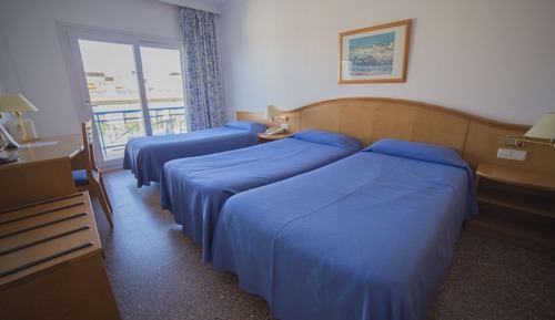 Habitación triple, vistas parciales al mar