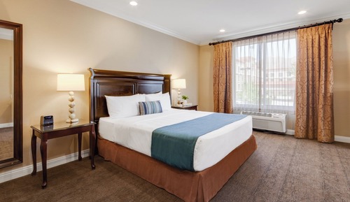 Suite estudio, 1 cama de matrimonio grande con sofá cama, en esquina