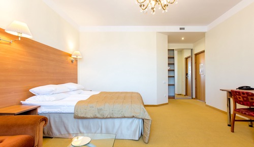 Habitación junior con 1 cama doble o 2 individuales, sauna