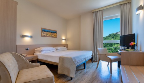 Habitación estándar con 1 cama doble o 2 individuales, vistas a la colina