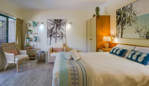 Deluxe Studio, 1 Queen Bed, Pool View - Not Pet Friendly