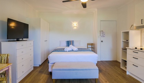 Estudio Deluxe, 1 cama de matrimonio, vistas parciales al mar
