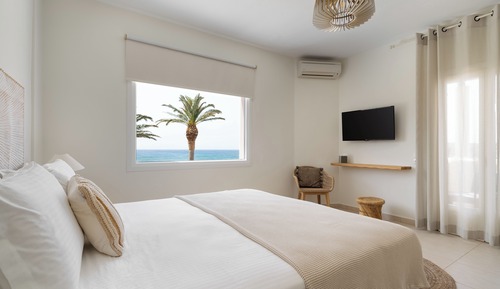 Suite superior, bañera de hidromasaje, vistas al mar (Finikas)